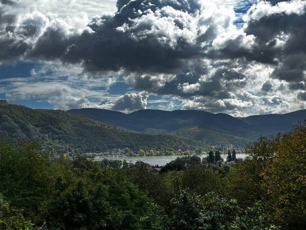 Kilátás a Dunára és a Dunakanyar hegyeire a Panoráma Kabinból