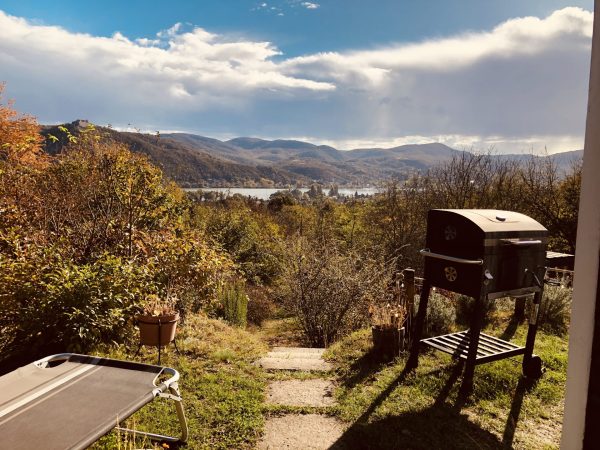 A Panoráma Kabin terasza faszenes grillezővel
