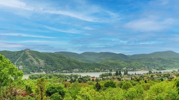 Festői panoráma Visegrádra és a Dunára